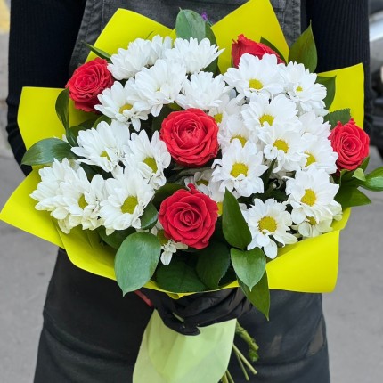Букет с розами и хризантемами "Волшебство" - заказ с достакой с доставкой в по Амурску